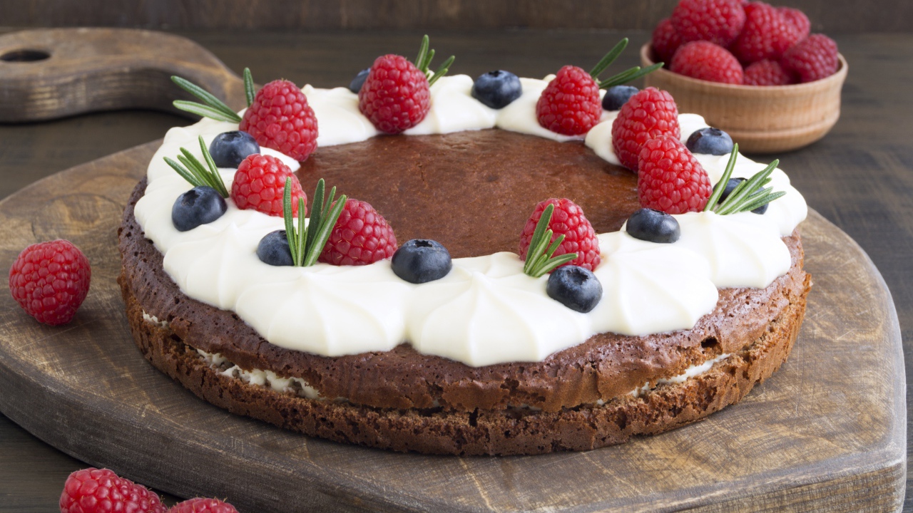Кофейный торт со сливками и ягодами черники и малины