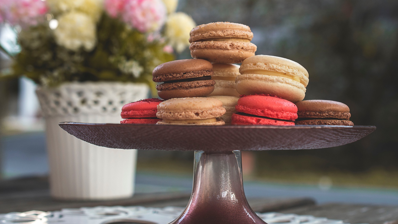 Разноцветный десерт макарун в вазе на столе 