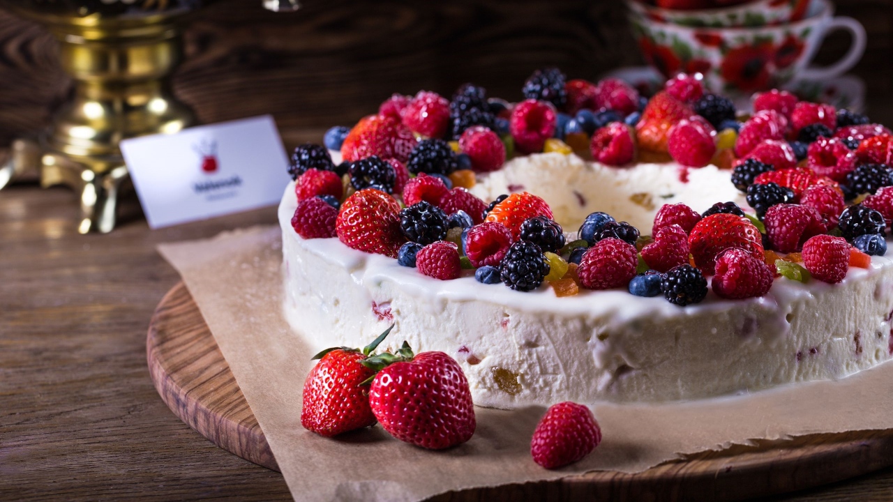 Творожный пирог с кремом и свежими ягодами