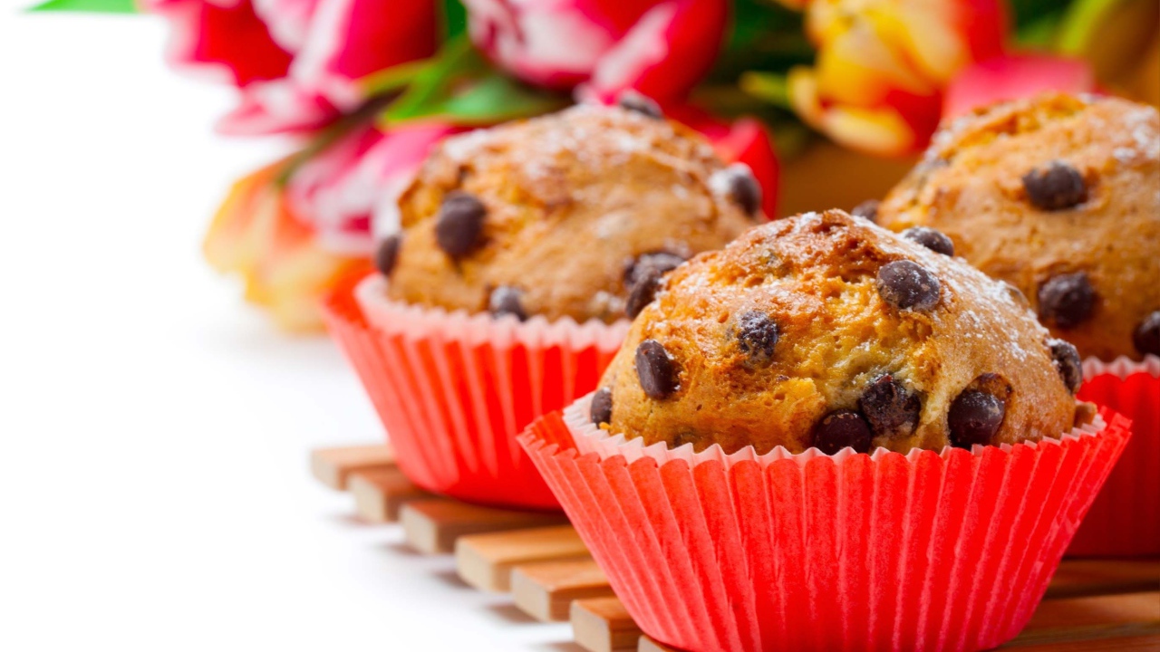 Кексы с шоколадом на белом фоне с букетом тюльпанов 