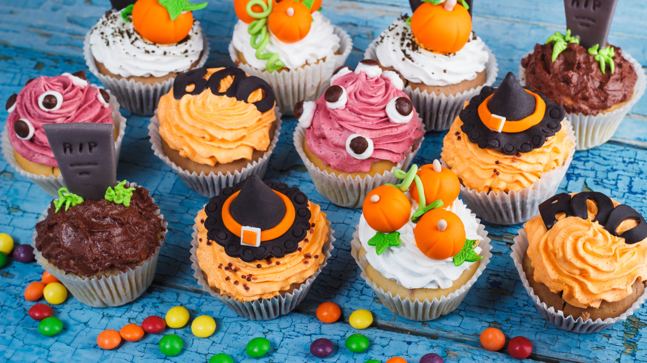 Кексы с кремом и украшениями на Хэллоуин 