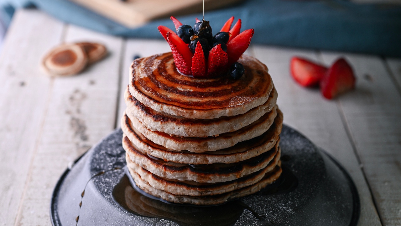 Оладьи с медом и ягодами черники и клубники 