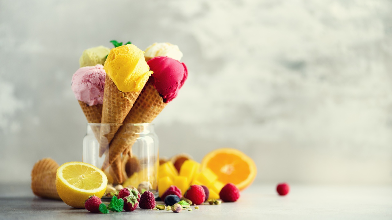 Фруктовое мороженое в вафельных рожках на столе с ягодами и фруктами