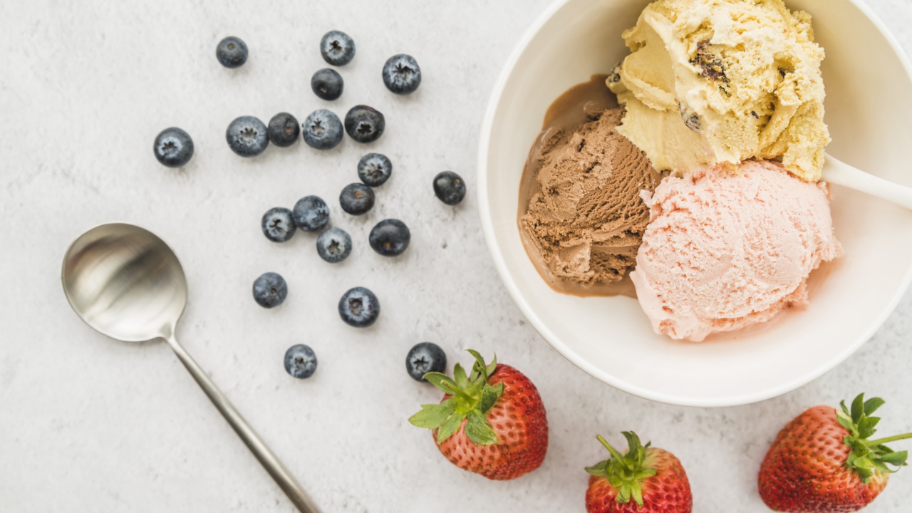 Мороженое на столе ягодами черники и клубники