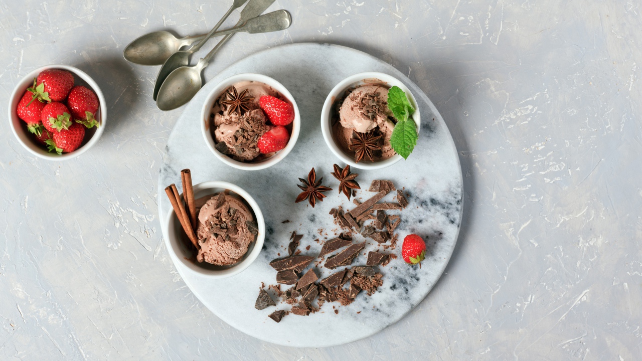Мороженое с шоколадом, корицей, бадьяном и ягодами клубники