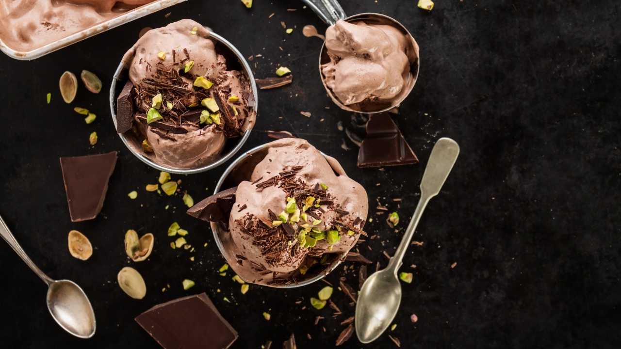 Мороженое с шоколадом и фисташками на столе