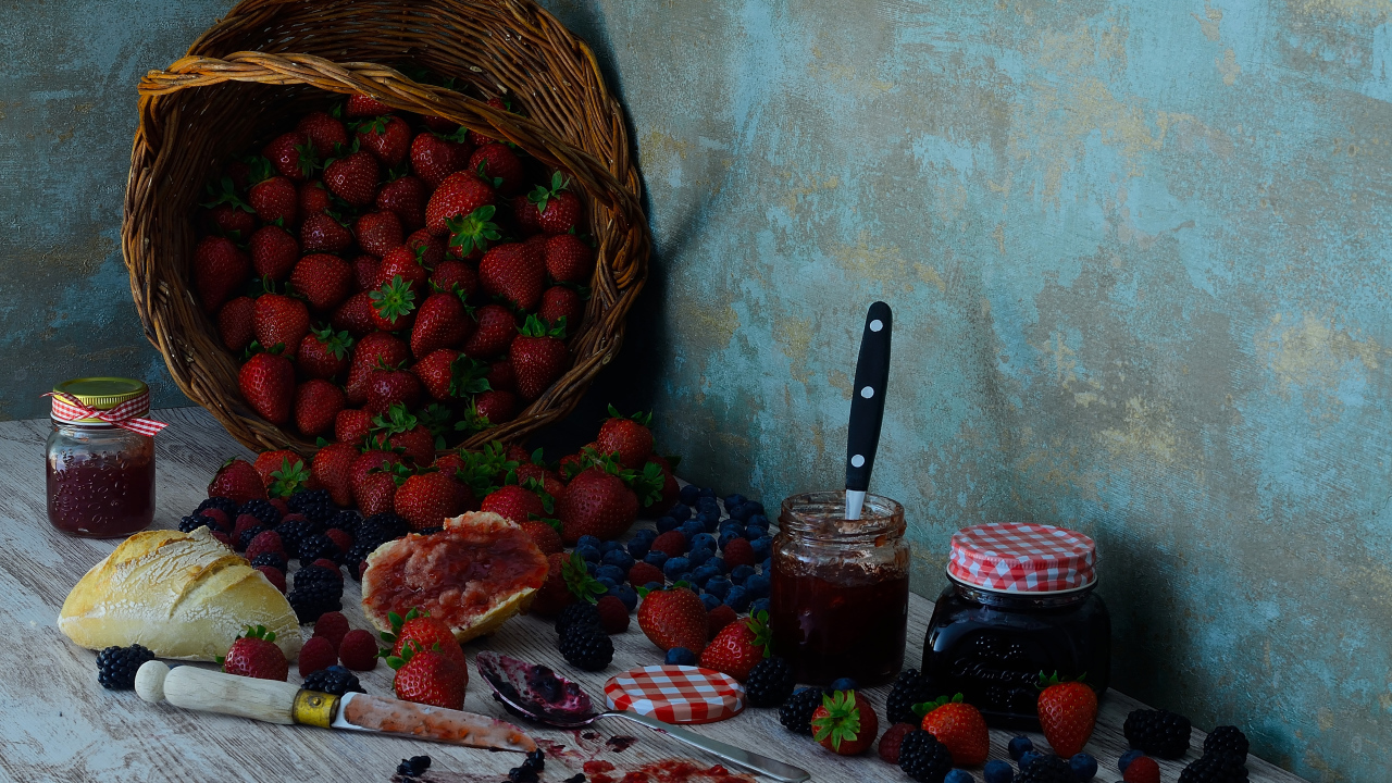 Джем на столе с ягодами и батоном