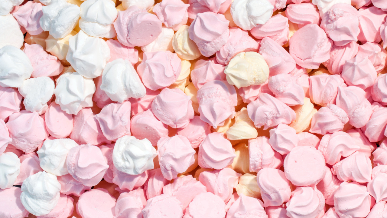 Много сушеного безе крупным планом