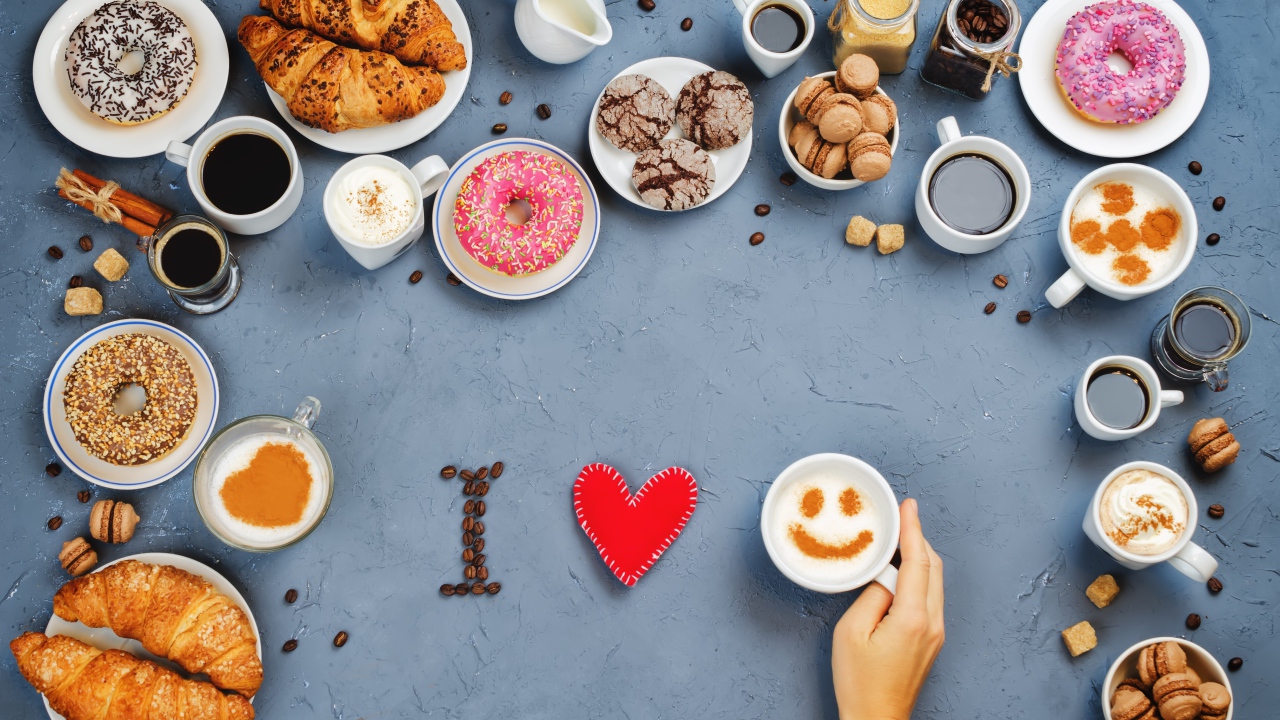 Много сладкой выпечки с кофе на сером фоне