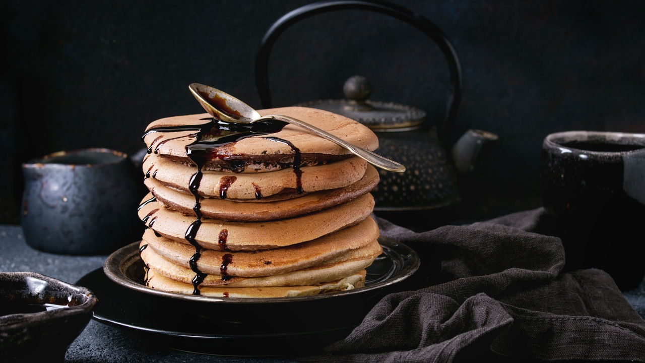Пышные оладьи с шоколадом на столе