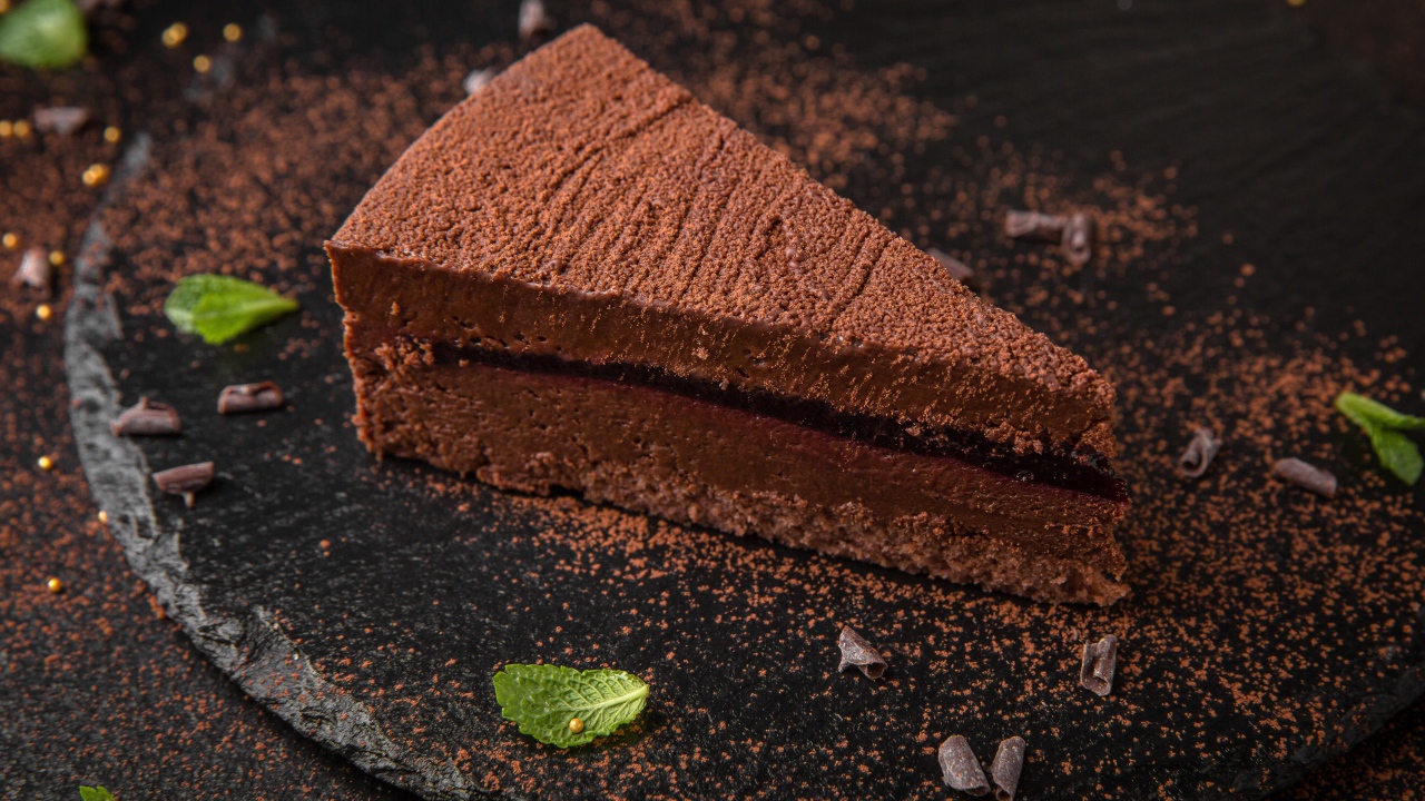 Торт мусс с джемом на столе с какао 