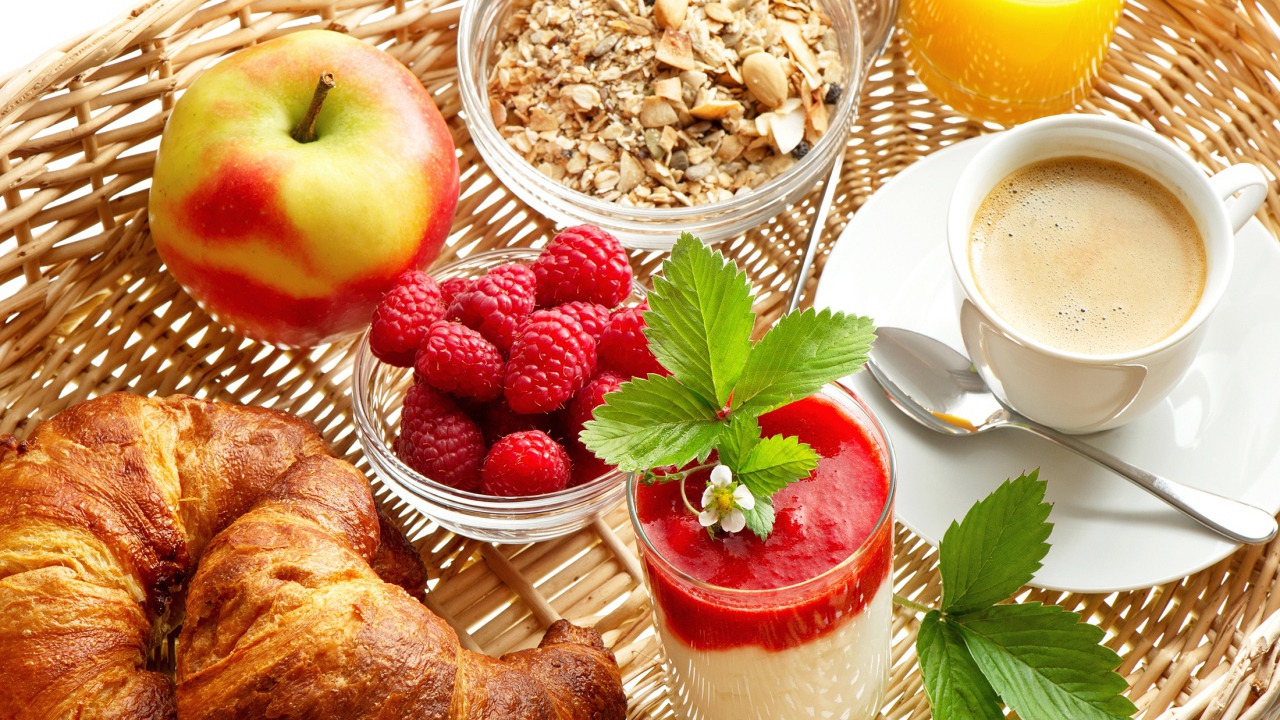 Мюсли, напитки, яблоко, выпечка и ягоды малины на завтрак