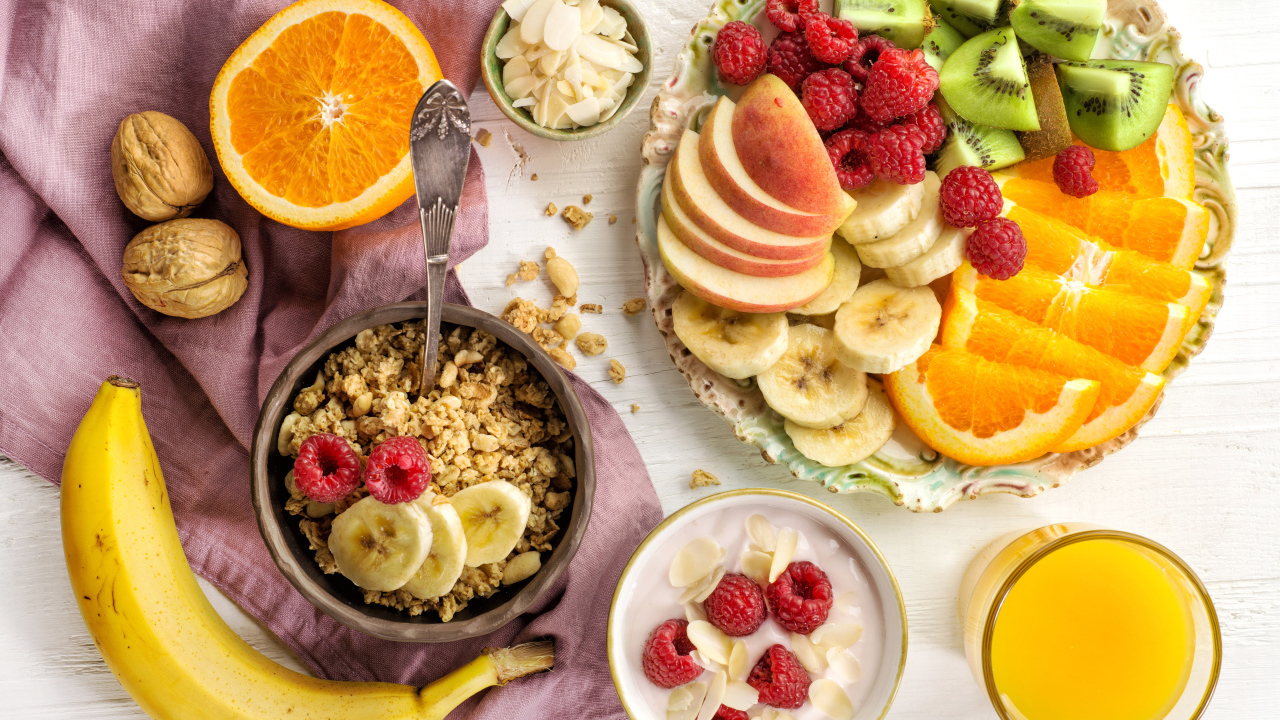 Мюсли на столе фруктами и соком к завтраку