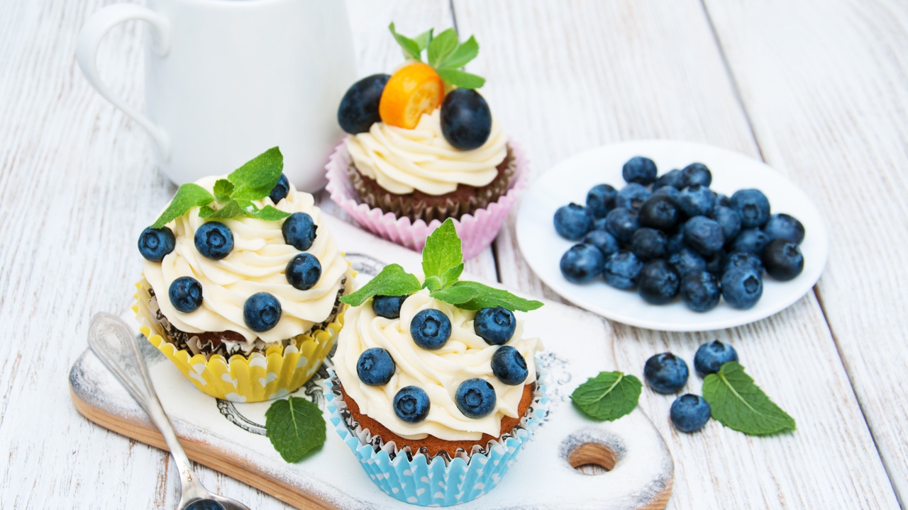 Кексы на столе с ягодами черники 