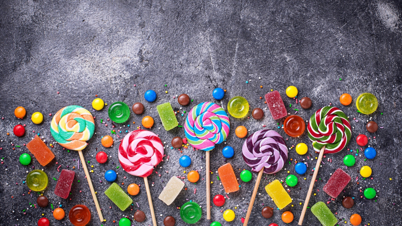 Разноцветные леденцы на сером столе