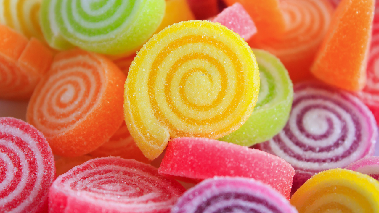 Разноцветный  сладкий мармелад в сахаре крупным планом