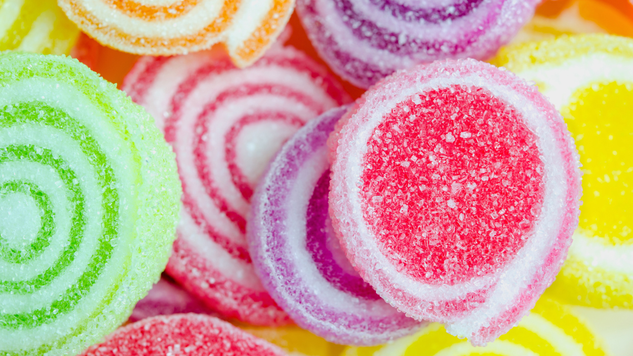 Разноцветный мармелад в сахаре крупным планом