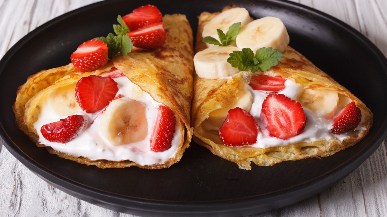 Блинчики со сметаной, бананами и клубникой на сковороде 