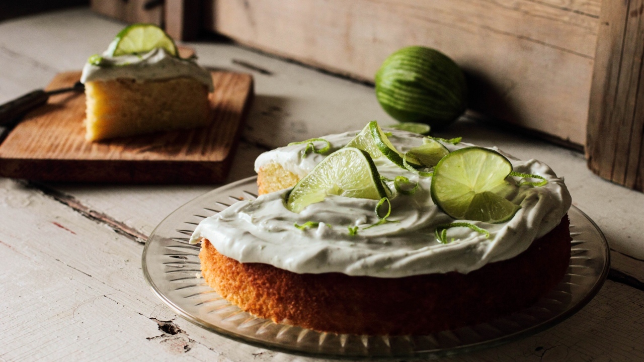 Пирог с кремом и кусочками лайма на столе