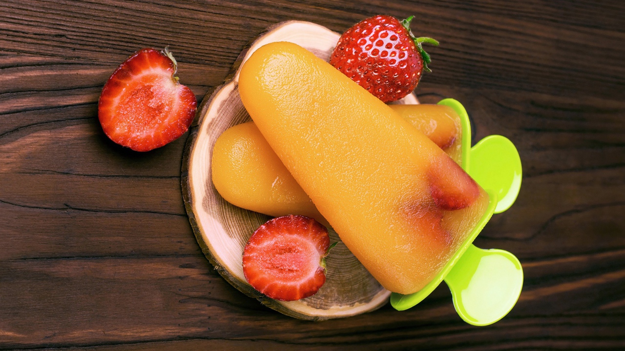 Фруктовое мороженое на столе с клубникой