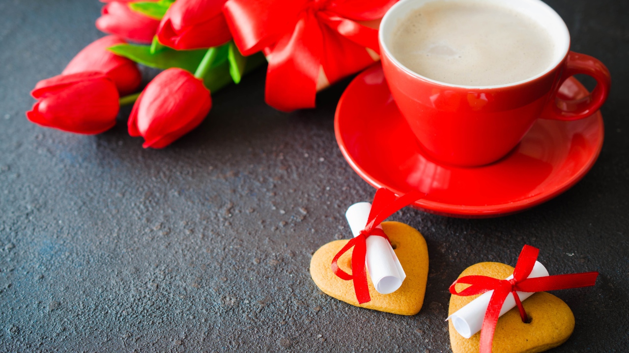 Красная чашка с кофе на черном фоне с печеньем с записками и букетом тюльпанов
