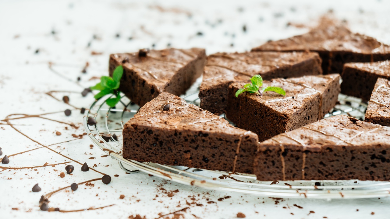 Кусочки аппетитного шоколадного десерта брауни