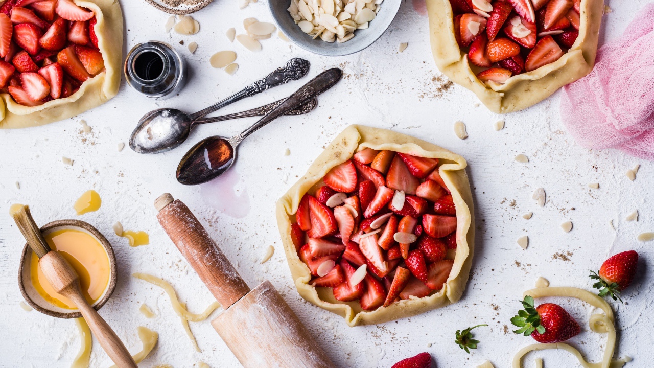 Пироги с клубникой готовятся на столе