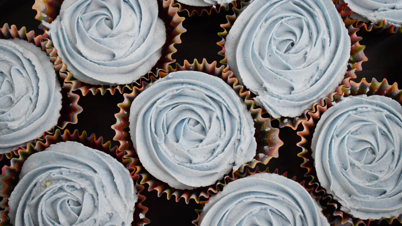 Сладкие кексы с кремом вид сверху