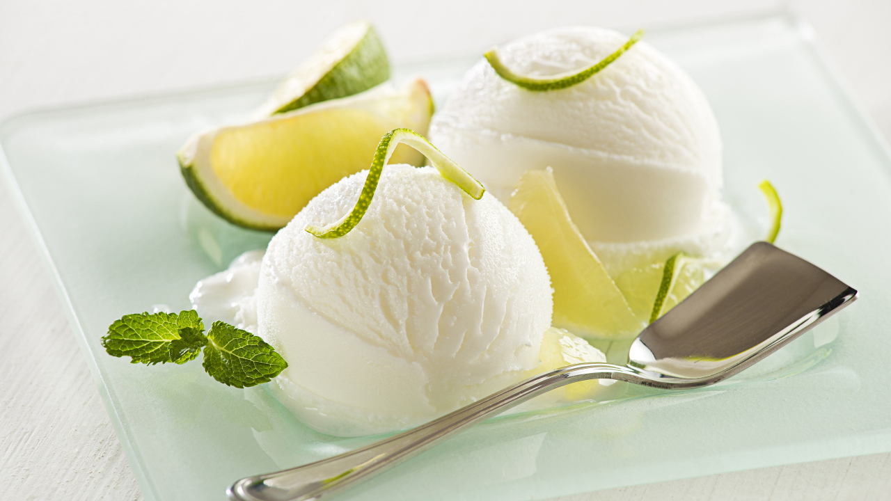 Два шарика сливочного мороженого с лаймом