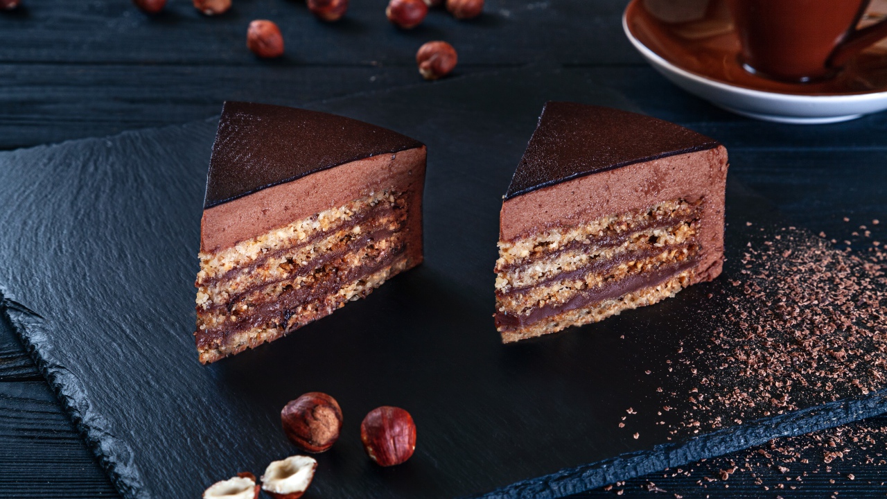 Два куска торта с лесными орехами на столе 