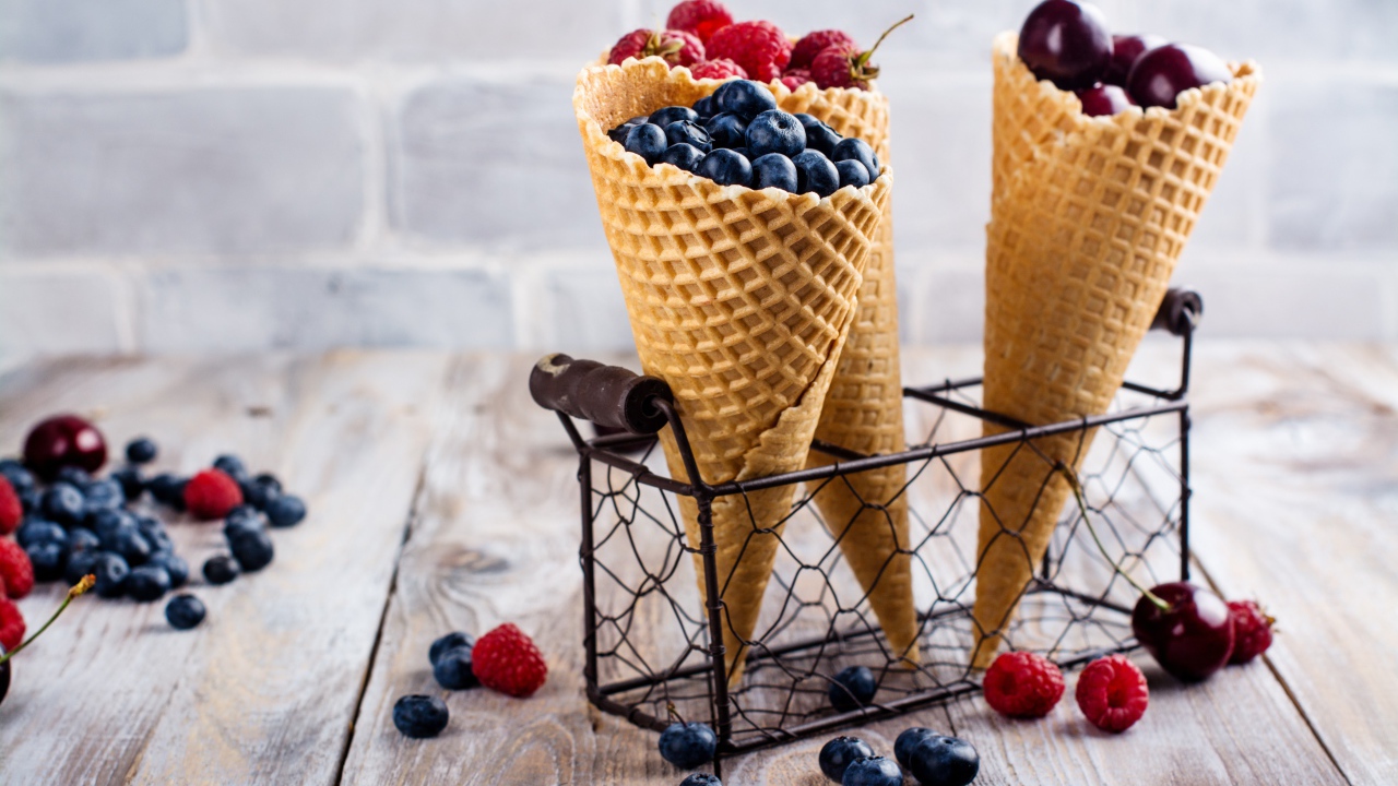 Два вафельных рожка на столе с ягодами