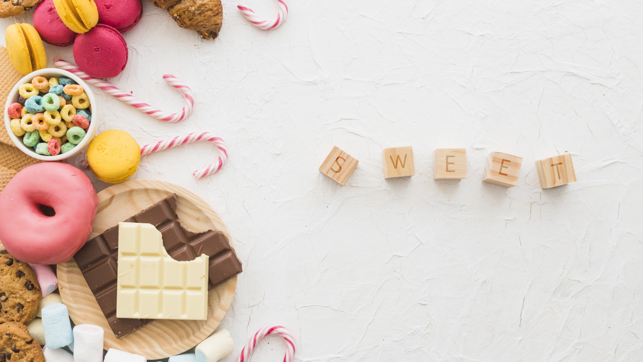 Деревянные кубики с надписью на белом фоне со сладостями