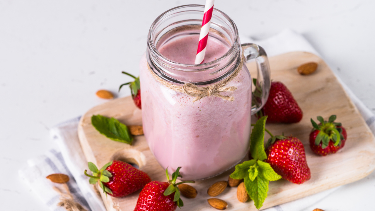 Йогурт в стеклянной банке с ягодами клубники