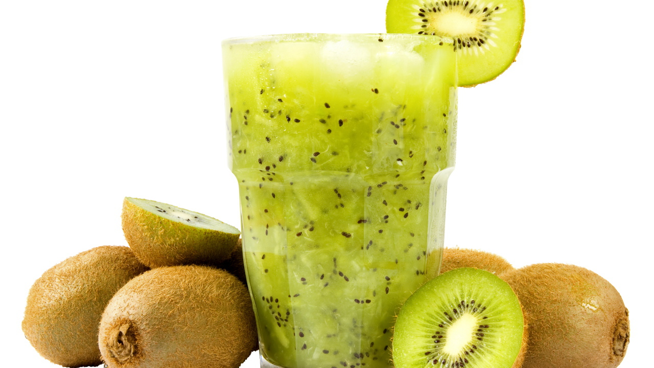 Стакан напитка из киви на белом фоне с плодами киви