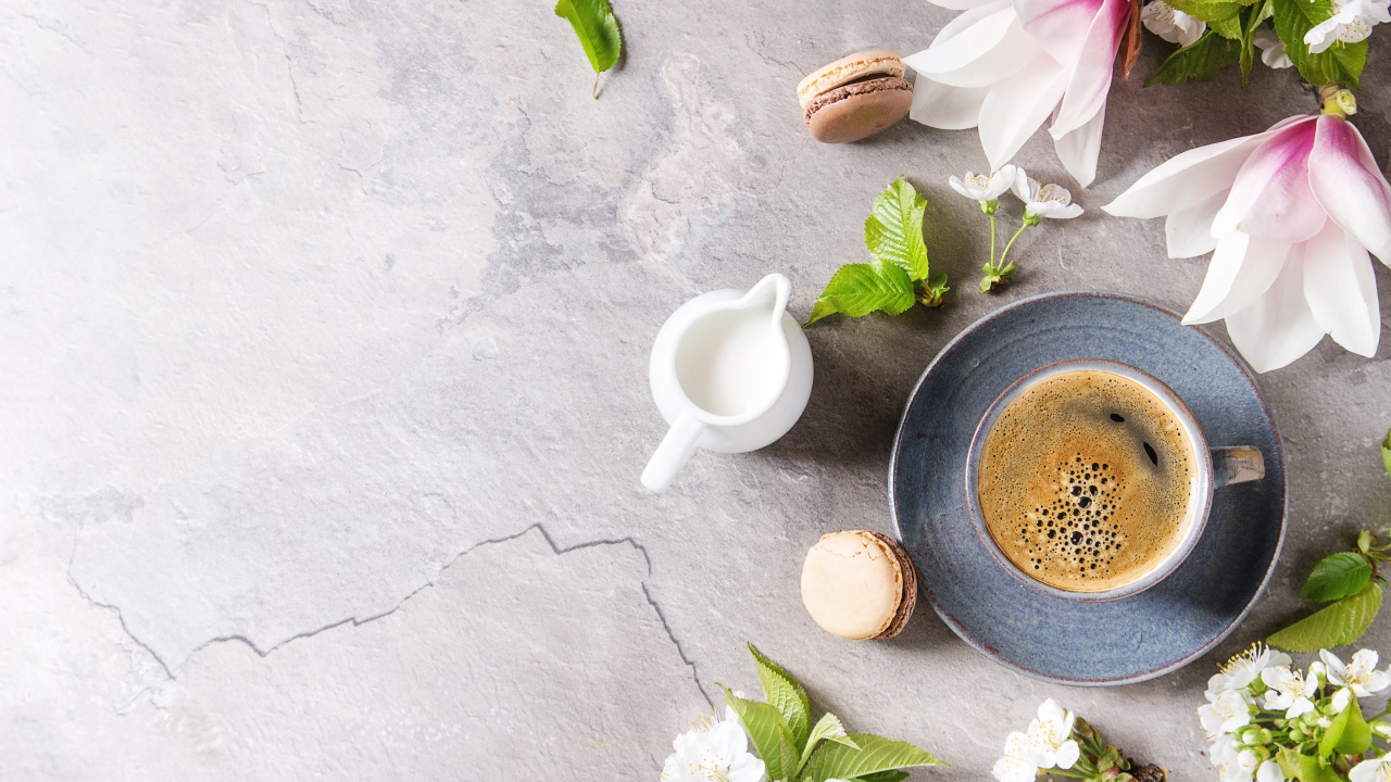 Чашка кофе на сером фоне с цветами вишни и магнолии