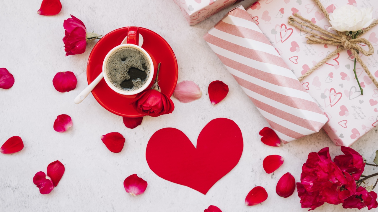 Чашка кофе на столе с подарками и розами