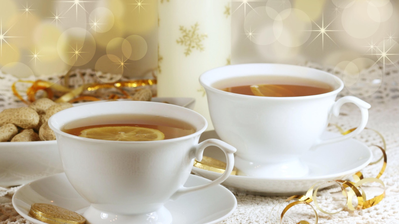 Вкусный чай в белых чашках с лимоном