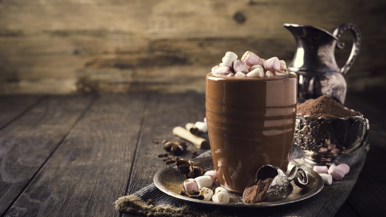 Горячий какао с маршмеллоу на столе
