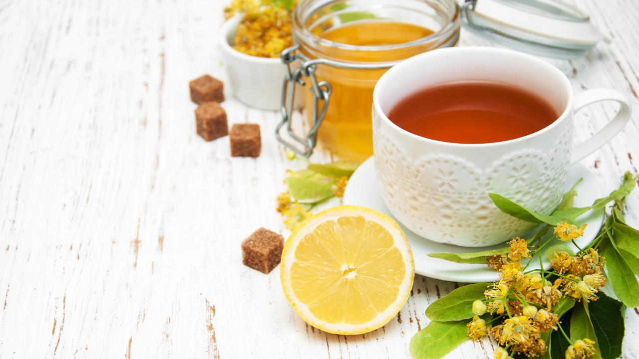 Липовый чай на столе с медом, лимоном, и сахаром