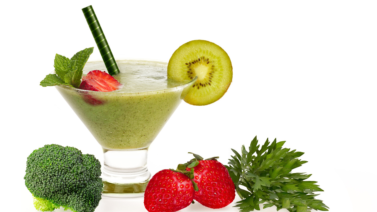 Смузи в стакане с клубникой, брокколи и петрушкой на белом фоне