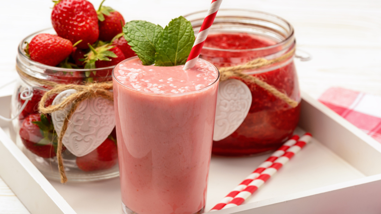 Клубничный коктейль на подносе с ягодами и джемом 