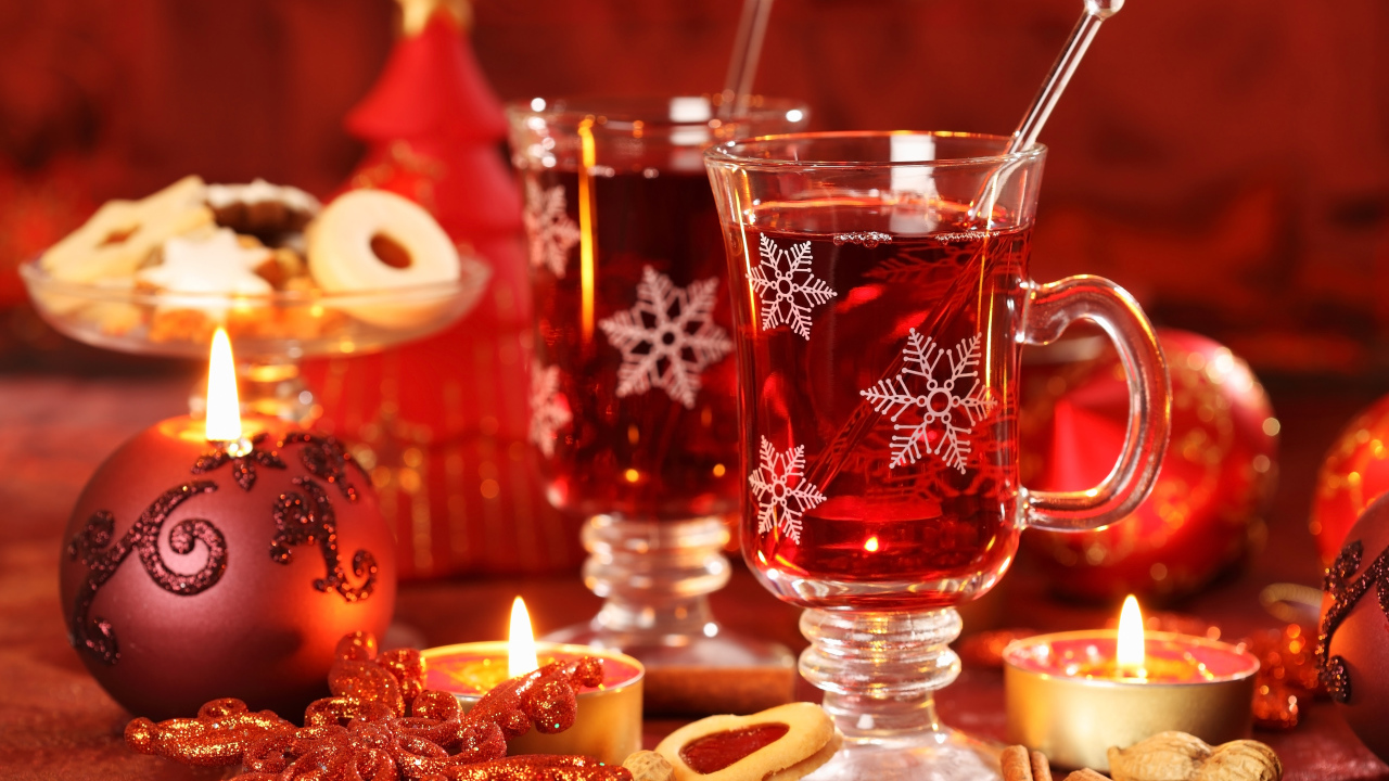 Два стакана горячего глинтвейна на столе с печеньем на Новый год 