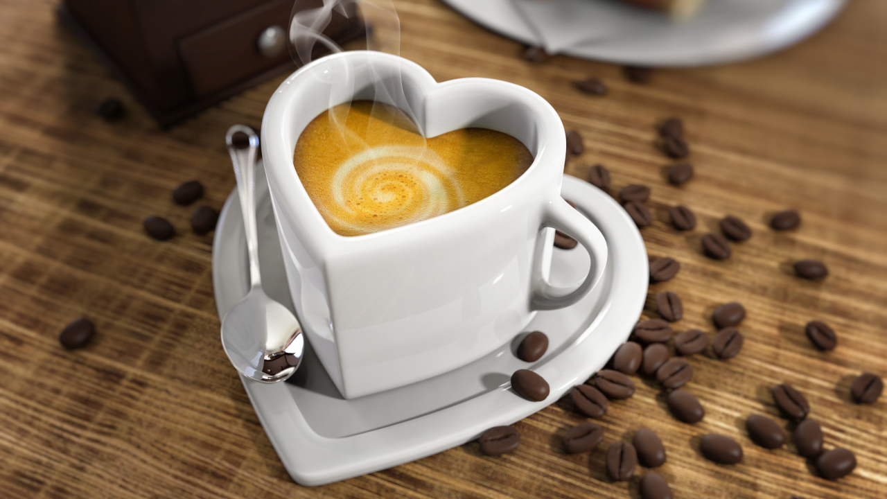 Белая красивая чашка в форме сердца на столе на зернами