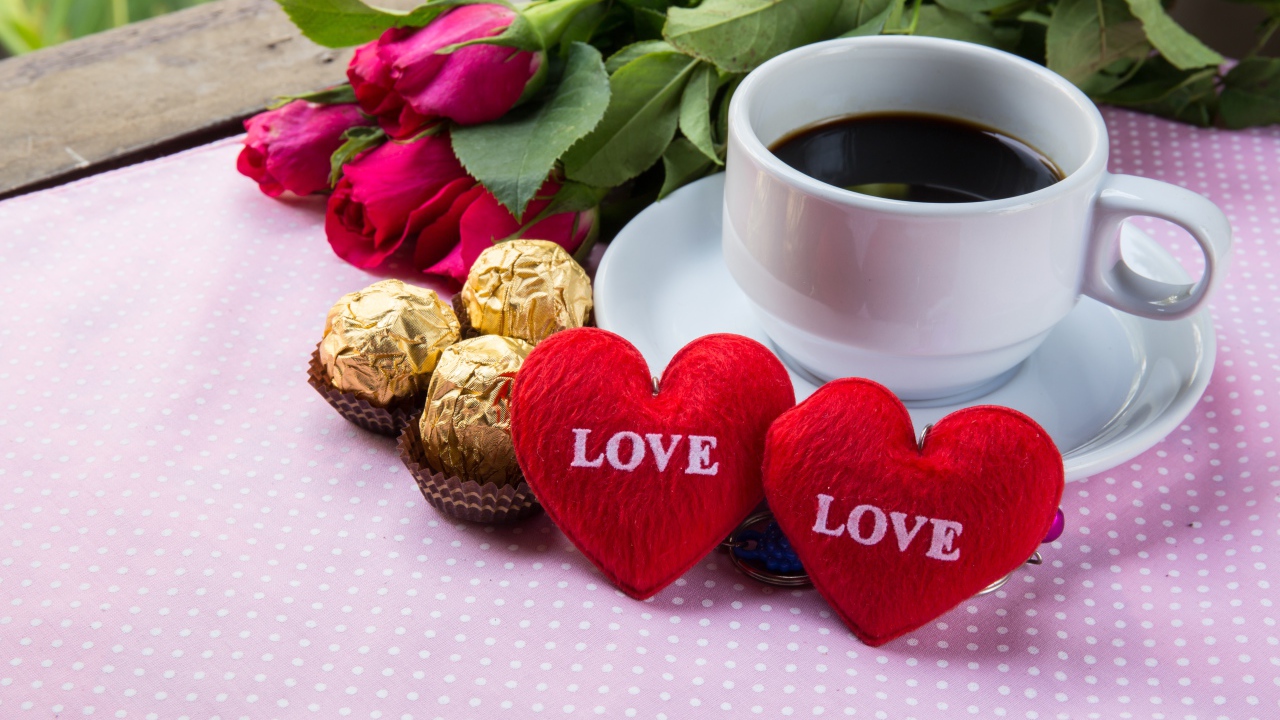 Белая чашка кофе на столе с букетом роз, конфетами и красными сердечками