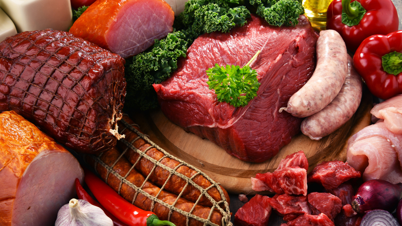 Аппетитные мясные продукты на столе с овощами