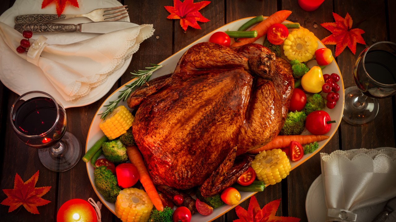 Запеченная курица с овощами на столе с вином