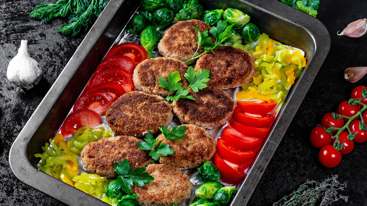 Котлеты на противне с овощами 