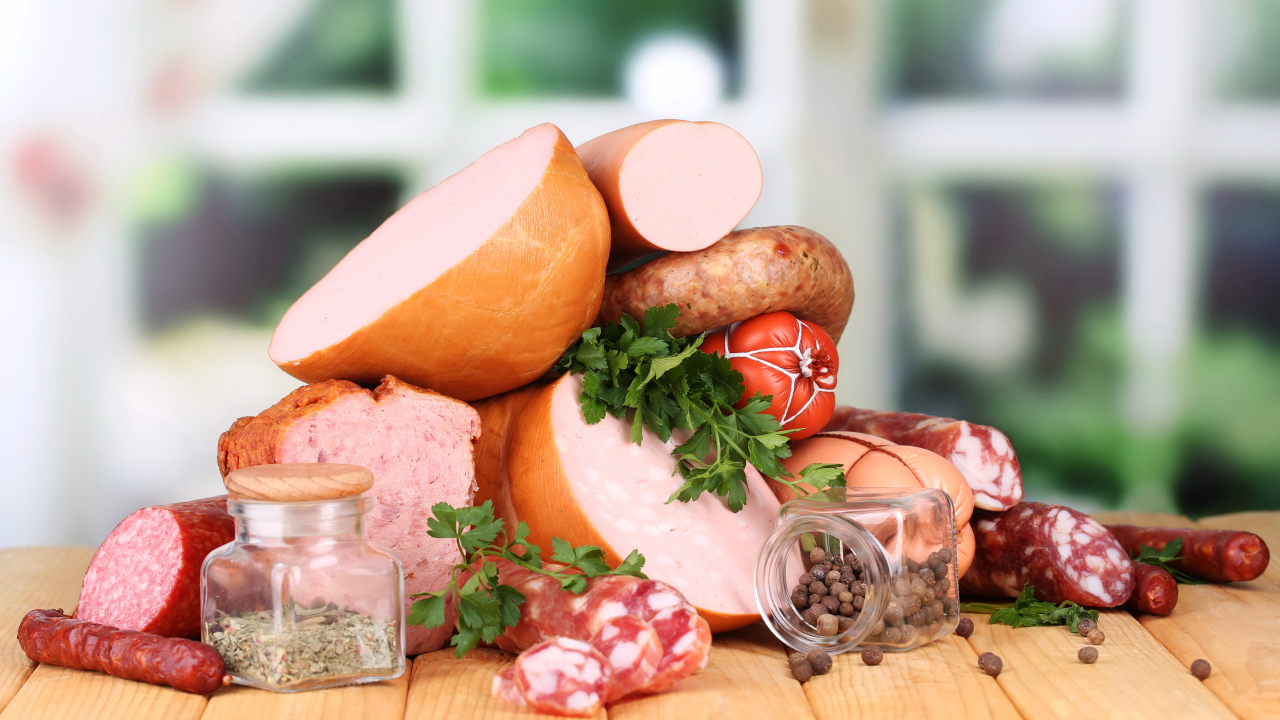 Разная колбаса с перцем на столе