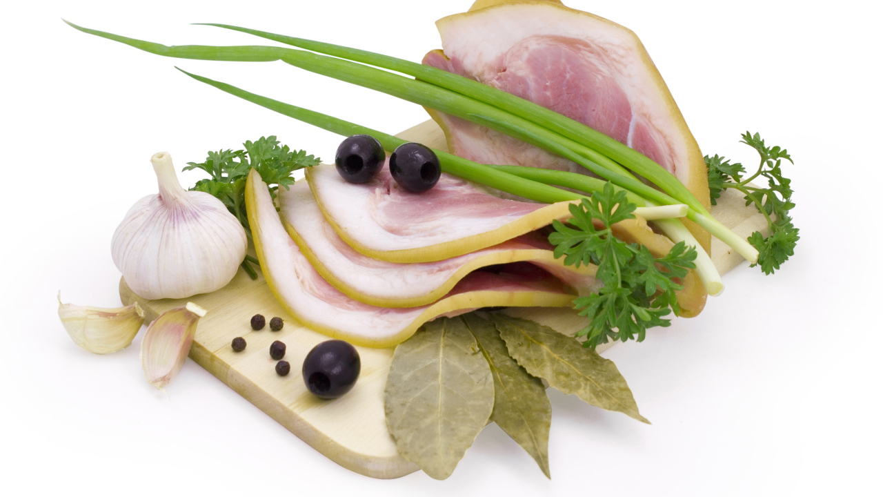 Сало с чесноком, зеленым луком и специями на белом фоне