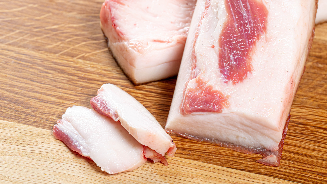 Куски свежего сала на столе 